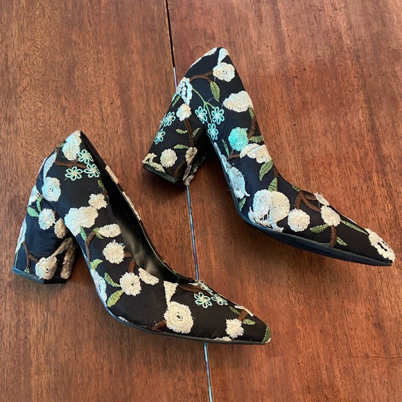 Embroidered pumps. Black with cream, brown and green details. - Picture 3 of 7